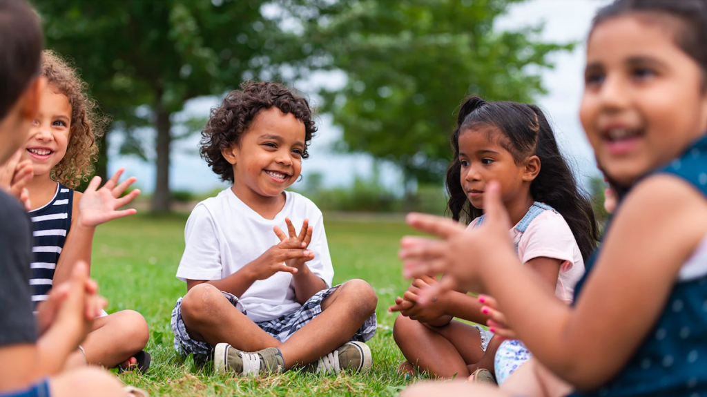Los niños con fuertes habilidades sociales tienden a ser más cooperativos, empáticos y capaces de resolver conflictos de manera constructiva.